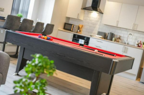 Modern 2 Bed Apt, 7ft Pool Table, Sheffield City Centre, FREE Parking, Netflix - Hosted by Stay Host Save